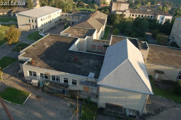Вигляд з башти на Заліщицьку школу-інтарнат